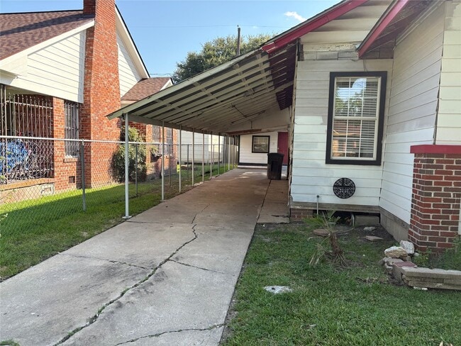 Building Photo - 5234 Claremont St