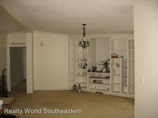 Building Photo - 324 White Oak Dr