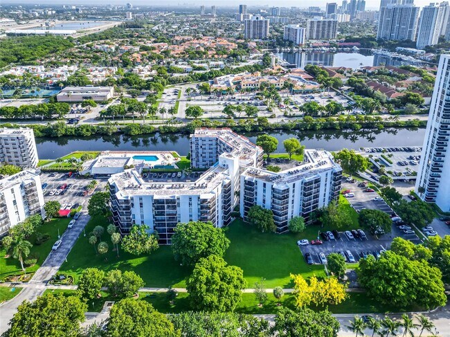 Foto del edificio - 3475 N Country Club Dr