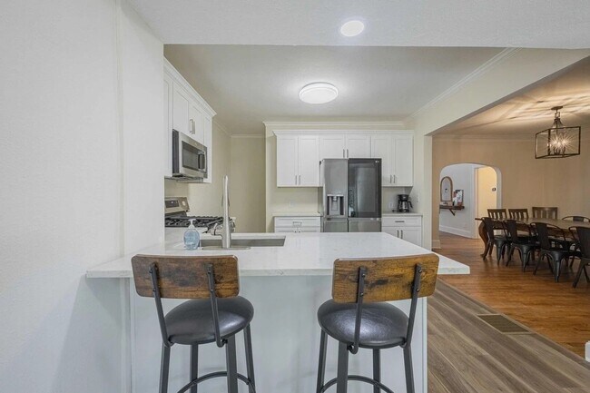 Foto del edificio - 5 Bedroom 3 Bathroom Pre-Leasing – August 2026