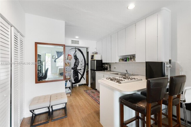 Foto del edificio - 2445 Lake Pancoast Dr