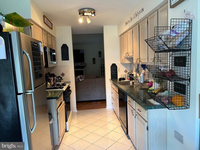 Foto del edificio - 348 Basswood Cir