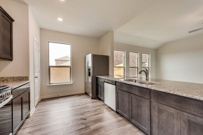 Building Photo - 833 Serena Dr