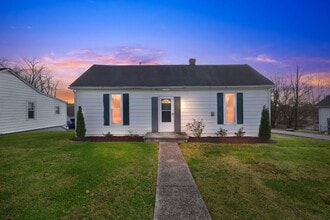 Building Photo - 992 N Maple St