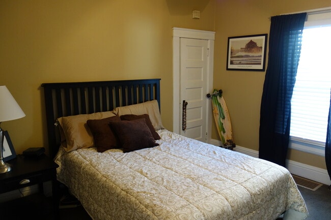 Building Photo - Updated Bungalow in Prime Highland's Location