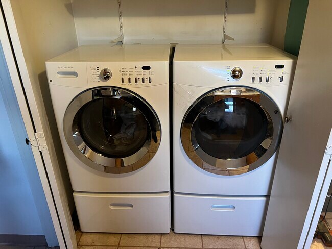 In Unit Washer & Dryer - 90 Gordon St