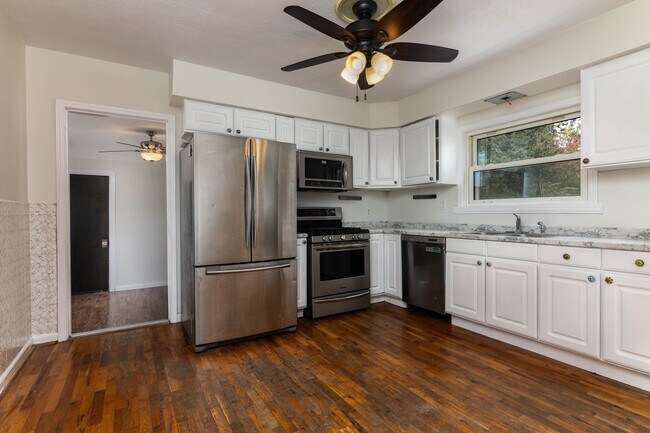 La cocina da a un pasillo cubierto. - 7923 S Rock Hill Rd