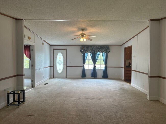 Foto del edificio - 4 bedroom 2 bathroom spacious home!