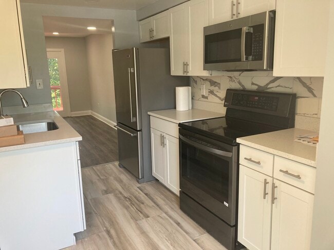 Kitchen - 7051 Palamar Ter