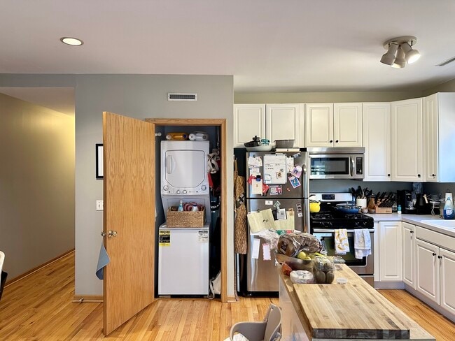 Building Photo - 1465 N Leavitt St