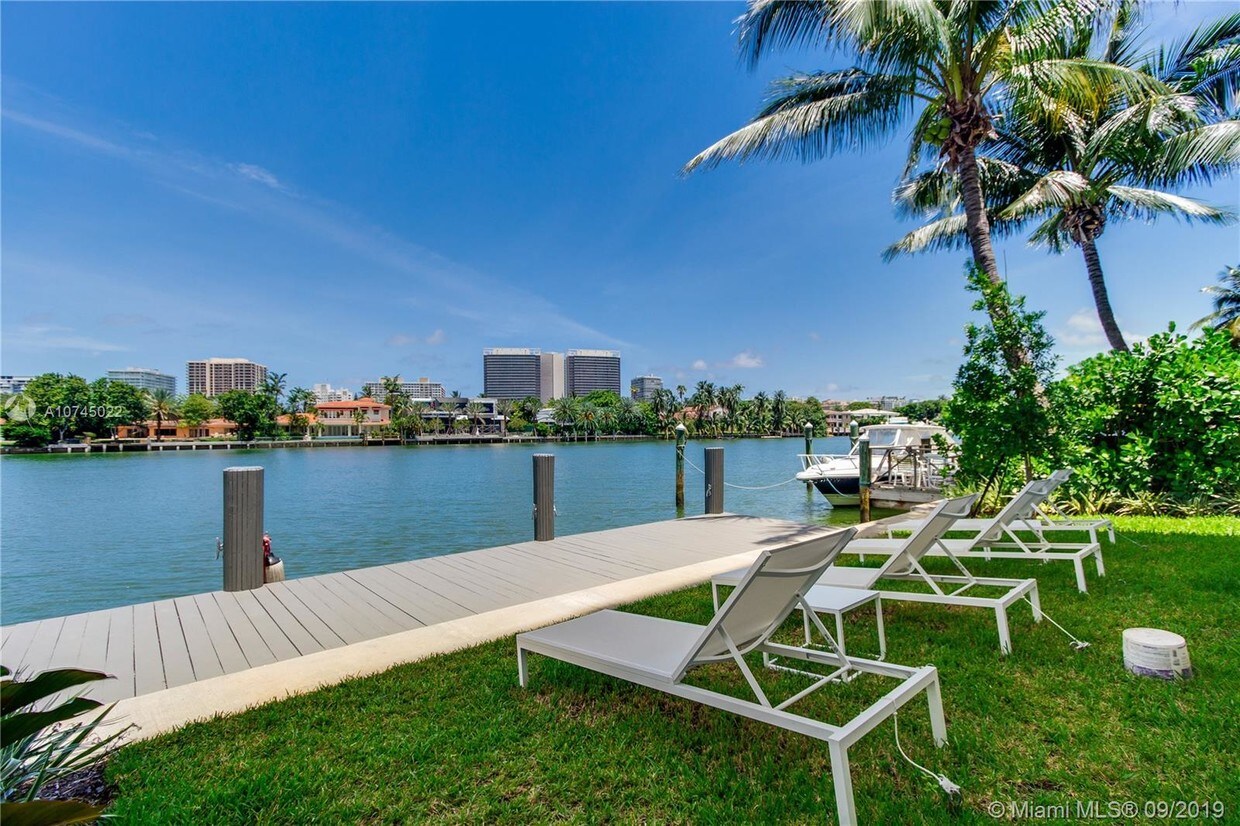 Foto principal - 9821 E Bay Harbor Dr
