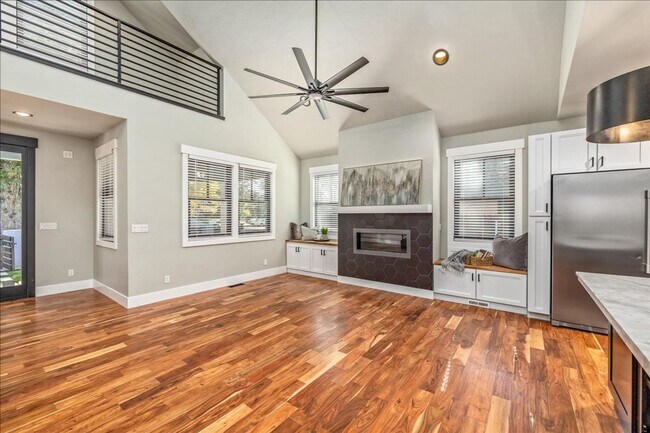 Building Photo - MODERN MEETS HISTORIC: YOUR HYDE PARK HAVE...