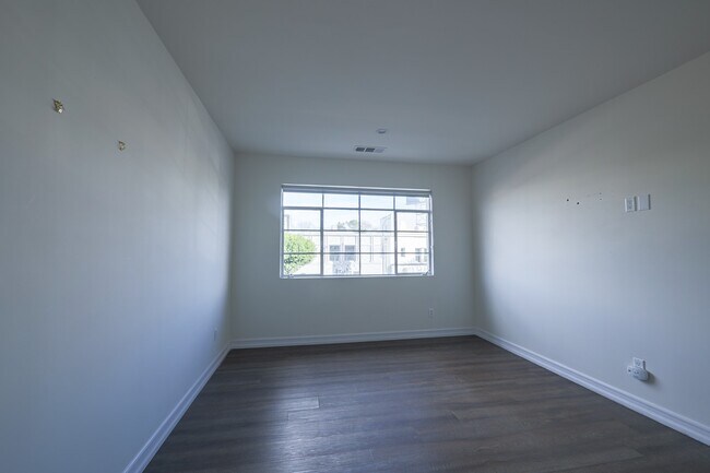 Foto del edificio - 135 South La Brea Avenue, Unit 1