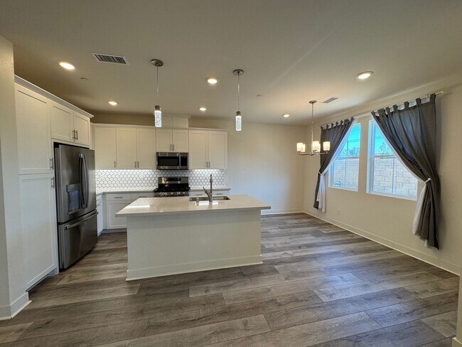 Foto del edificio - Spacious 4 Bedroom Condo near Downtown Ful...