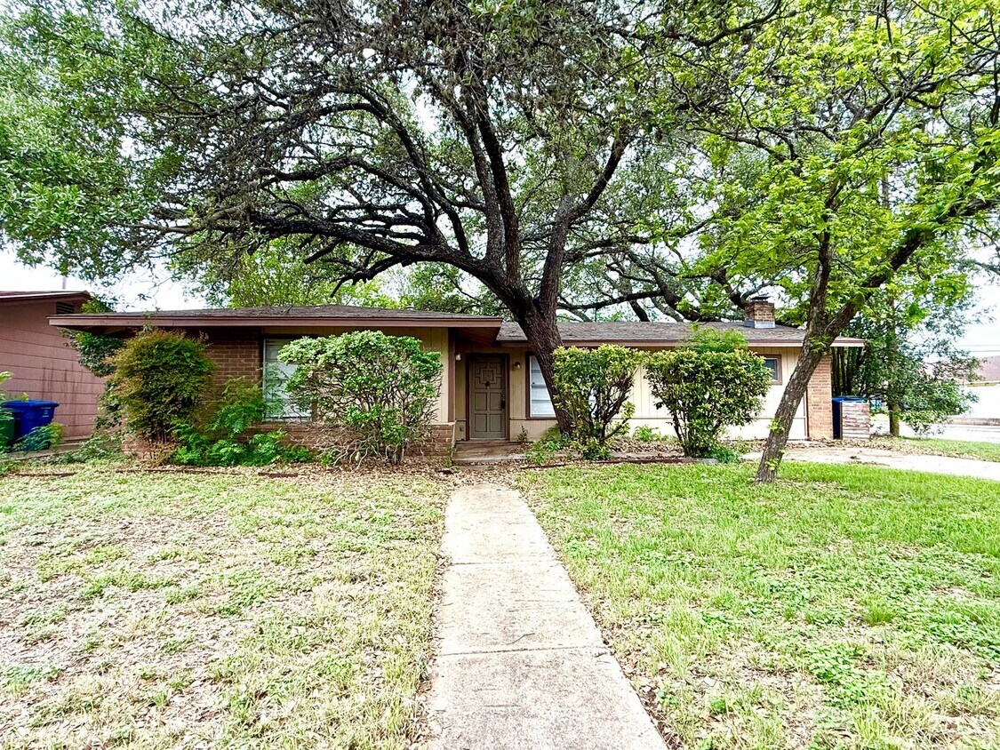 Foto principal - AVAILABLE NOW! 3 Bedroom / 2 Bath Corner L...