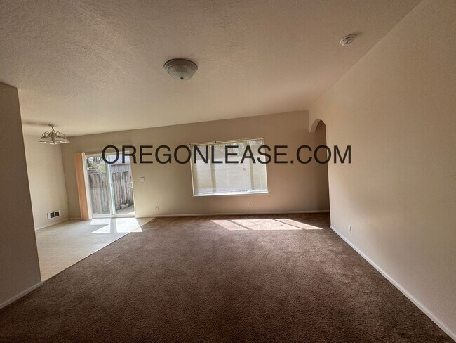 Foto del edificio - 3 bedroom North Eugene home with full size...