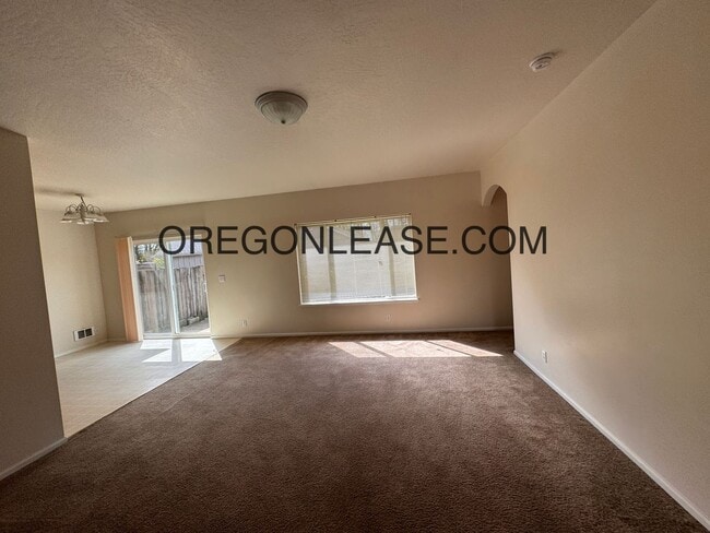 Building Photo - 3 bedroom North Eugene home with full size...