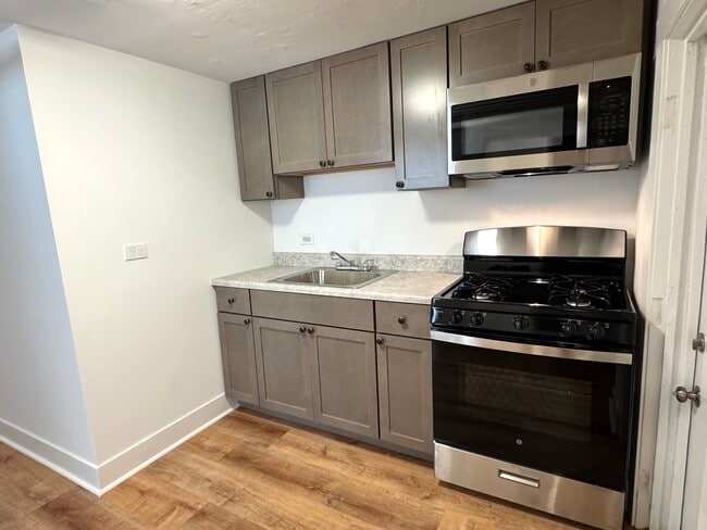 Building Photo - 6452 W Dickens Ave