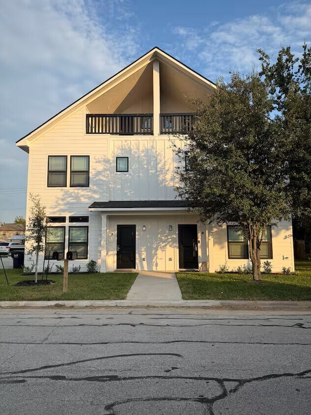 Foto principal - 204 Fidelity St