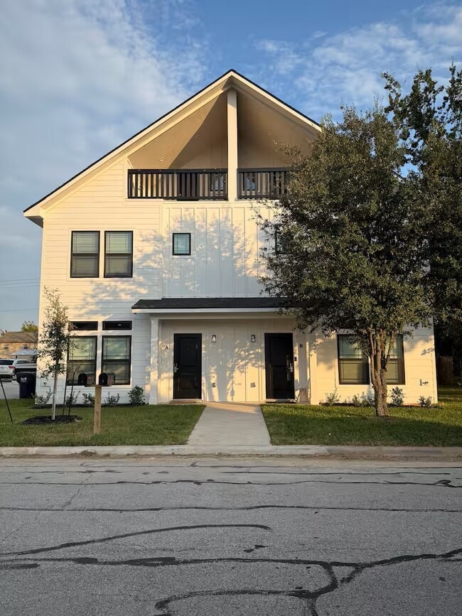 Building Photo - 204 Fidelity St