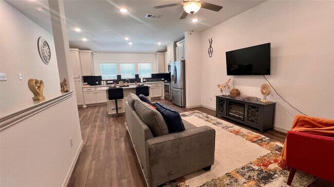 SALA DE ESTAR - 4704 Haltom Rd
