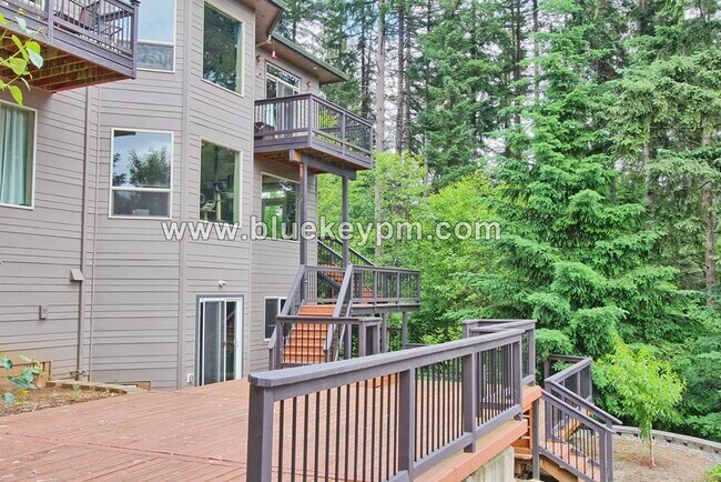 Foto del edificio - 3 Bed, 3.5 Bath Luxury Home with Tri Level...