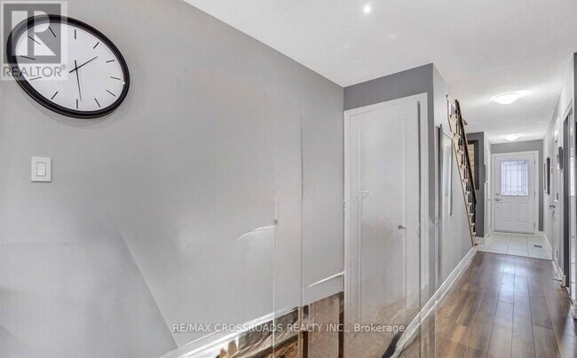 Photo du bâtiment - 90 Foster Crescent