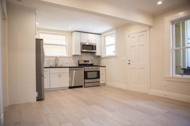 Building Photo - Recently Renovated 1 bed/1 bath in the Hea...