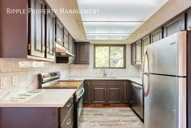 Photo du bâtiment - COZY 5 BEDS/ 2.5 BATHS DUPLEX IN THE COMMUNITY OF DEER RIDGE