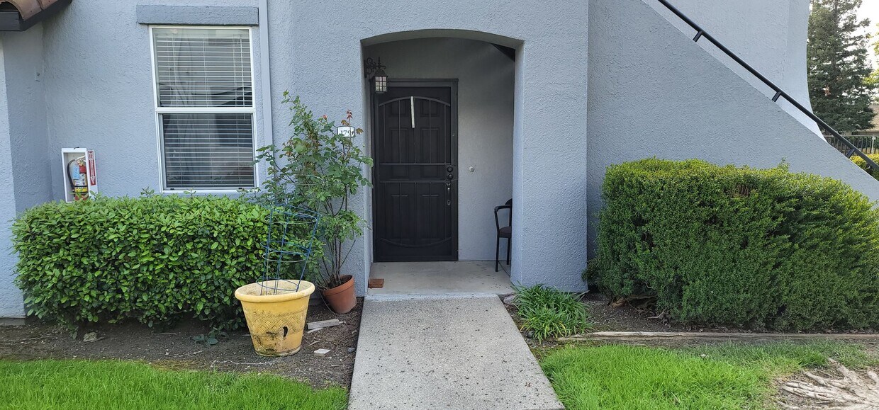 Primary Photo - Elk Grove ~~Condo For Rent!