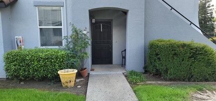 Building Photo - 5201 Laguna Oaks Dr