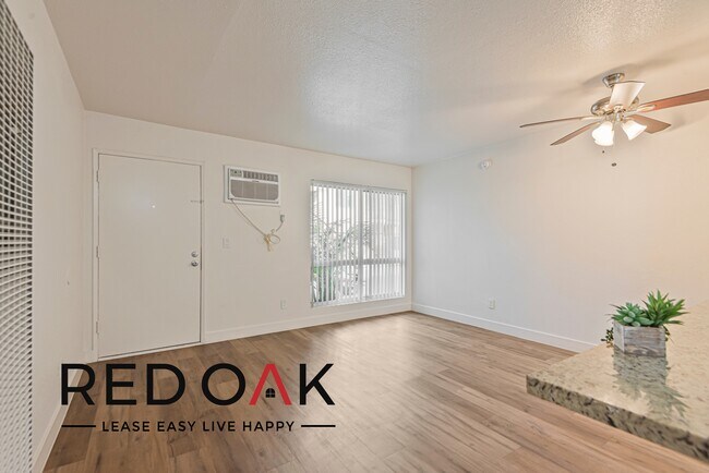 Foto del edificio - Lovely, Sun-Drenched Studio Featuring Hard...