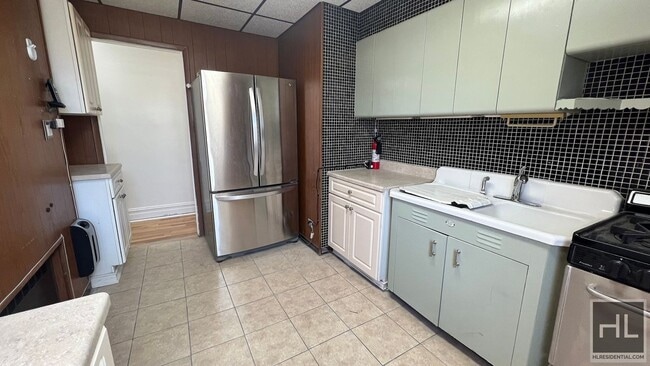 Building Photo - VERY SPACIOUS & VERY BRIGHT 2 BEDROOMs  EA...