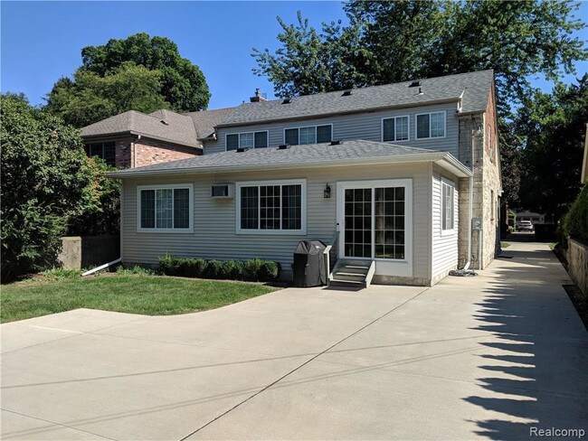 Building Photo - 611 Fisher Rd