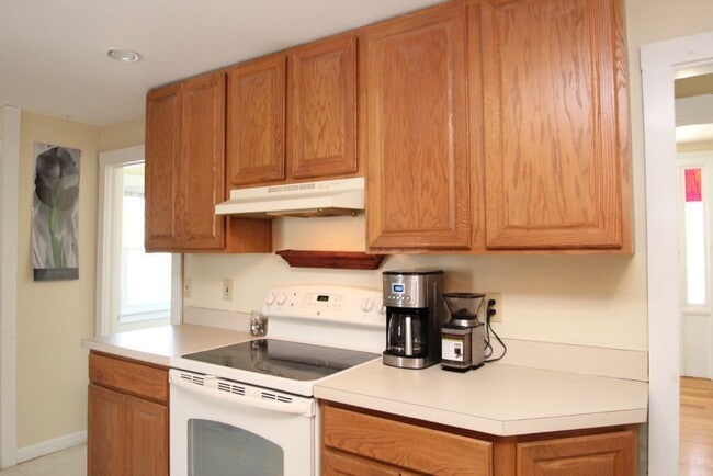 Building Photo - Spacious Renovated Colonial on The Lebanon...
