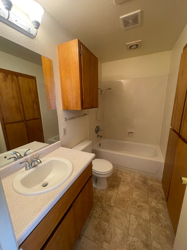 Building Photo - 132 Frisbie St