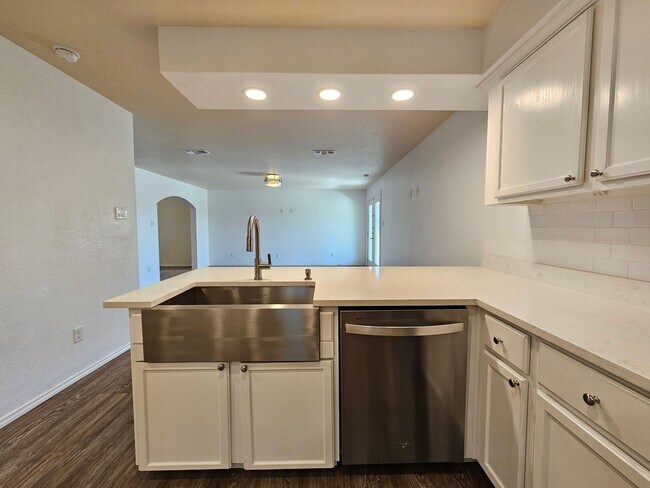 Foto del edificio - SECTION 8 ACCEPTED - BRAND NEW FLOORING - AVAILABLE & MOVE-IN READY!