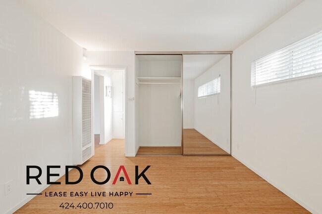 Foto del edificio - Sun-Drenched One Bedroom with Lovely Floor...