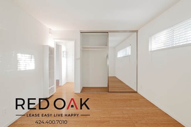 Building Photo - Sun-Drenched One Bedroom with Lovely Floor...