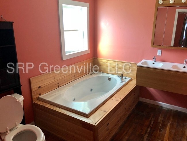 Building Photo - 519 Martha Ave