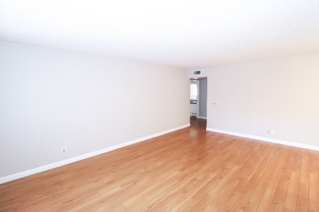 Building Photo - 626 E Verdugo Ave