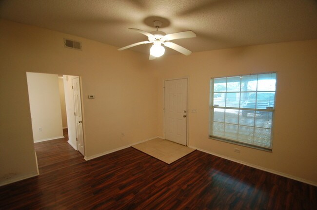 Building Photo - 4 Bedroom and a Nice Yard!!