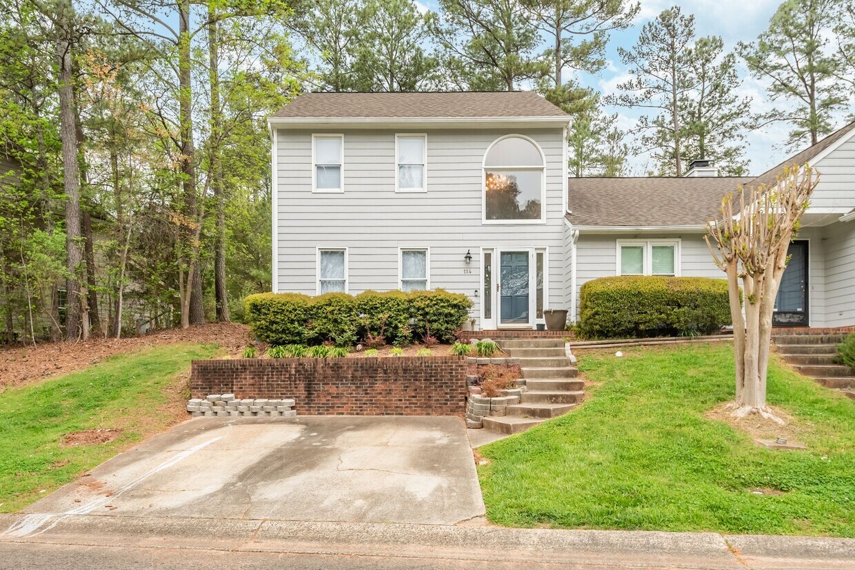 Primary Photo - Charming 2-Bedroom End Unit townhome Avail...