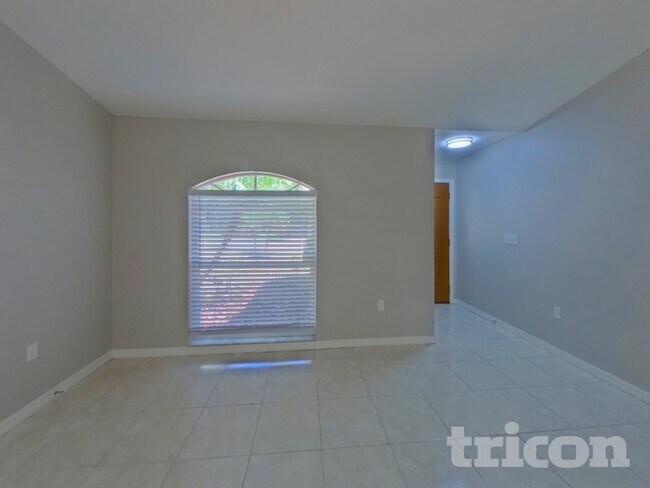 Foto del edificio - 4614 Breezy Pines Blvd