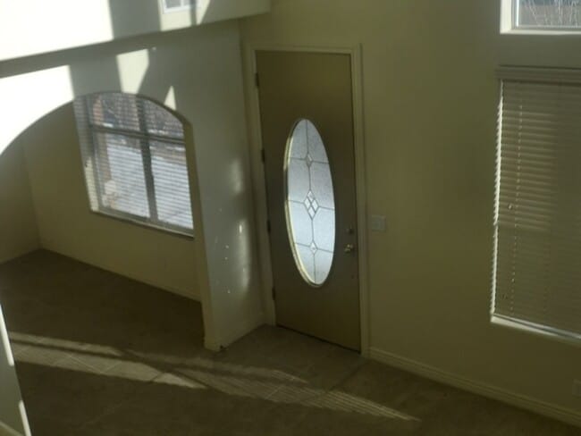 Building Photo - COMING IN AUGUST! Nice 4-bed Townhouse in ...