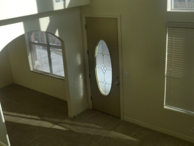 Foto del edificio - COMING IN AUGUST! Nice 4-bed Townhouse in ...