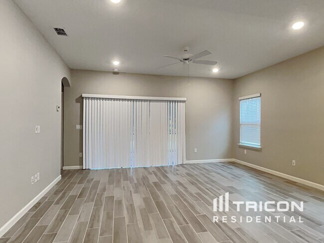 Building Photo - 6858 Hanover Creek Road Jacksonville FL