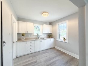 Building Photo - 245 Hyland Dr