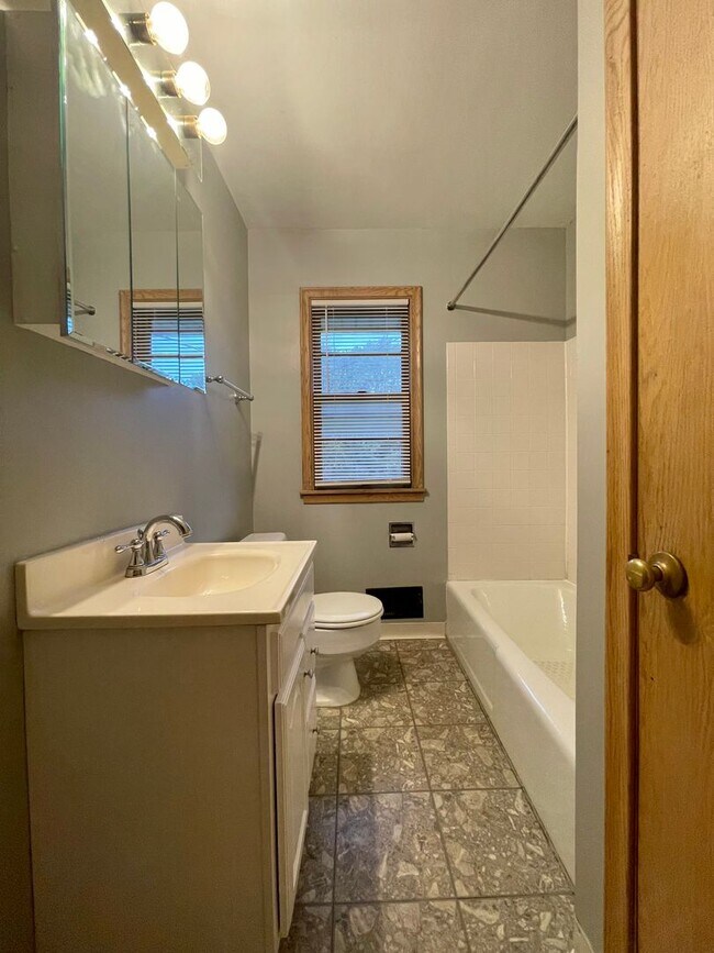 Foto del edificio - Amazing 3 bedroom house in Maplewood.
