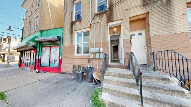 Building Photo - 203 Spring St